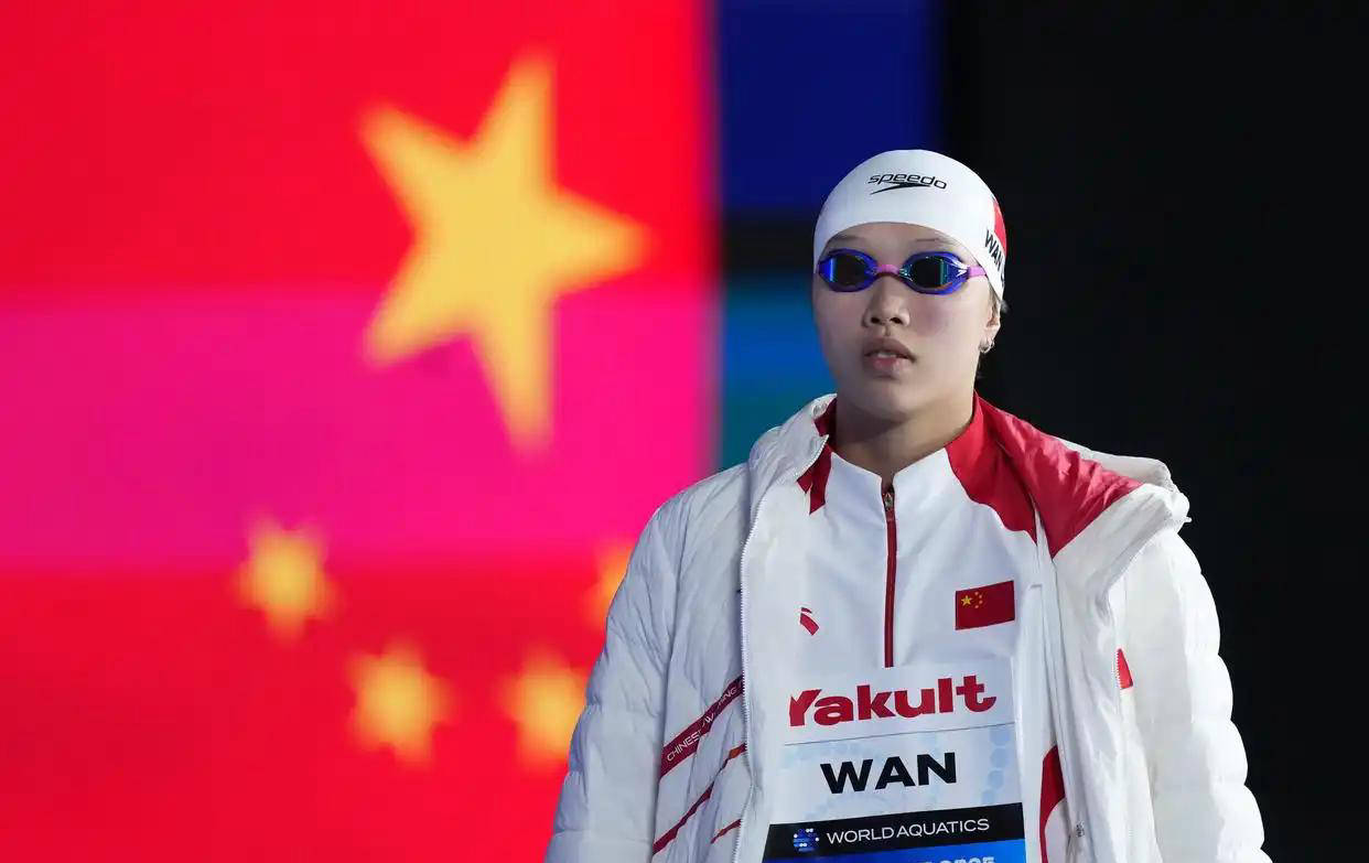 女子运动员登上领奖台，感动万众