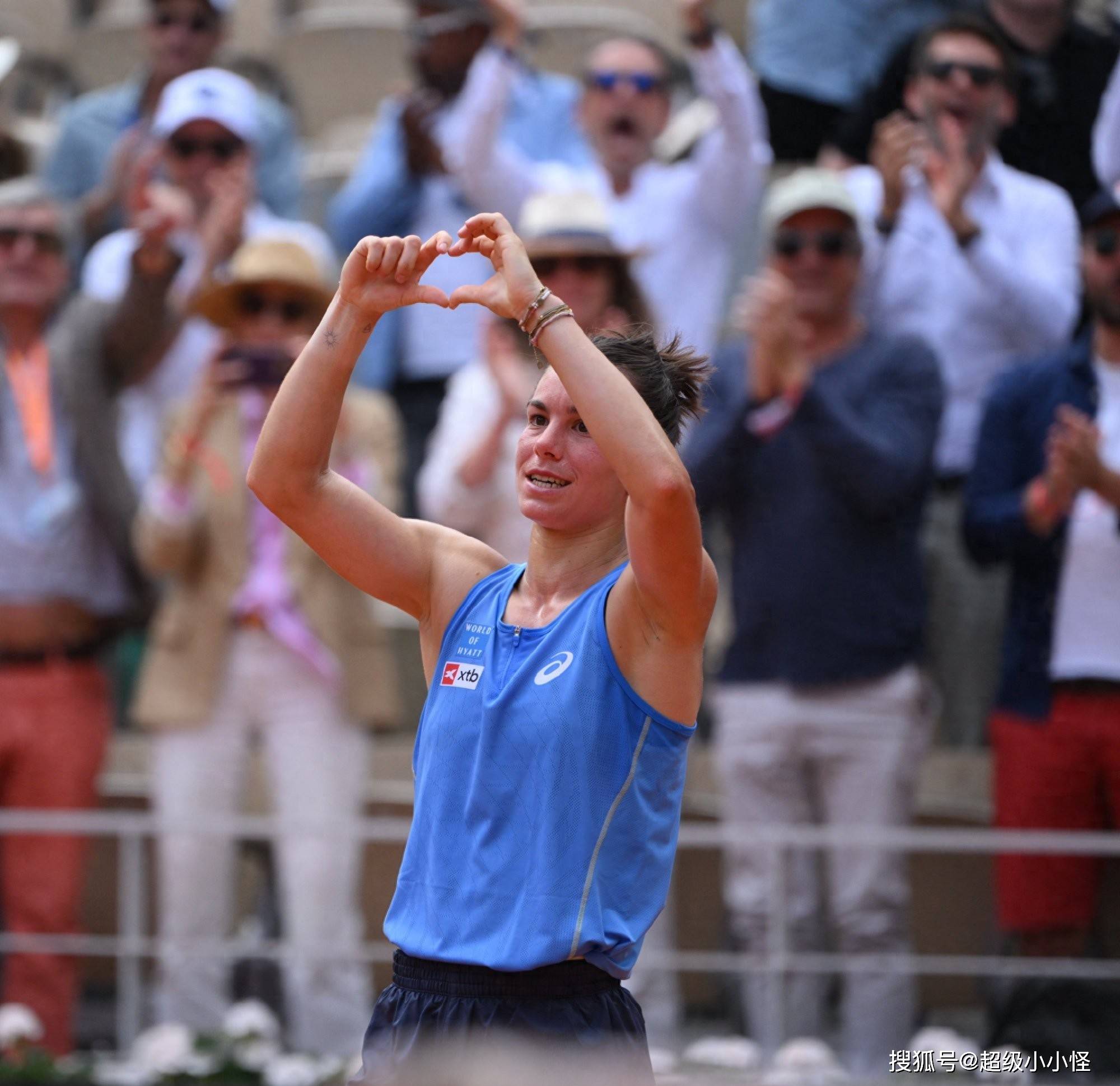 摩洛哥女足比赛中扳倒劲敌夺冠