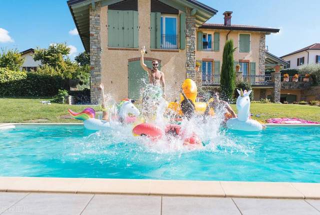 水球比赛呈现白热化，团队奋力抗衡！