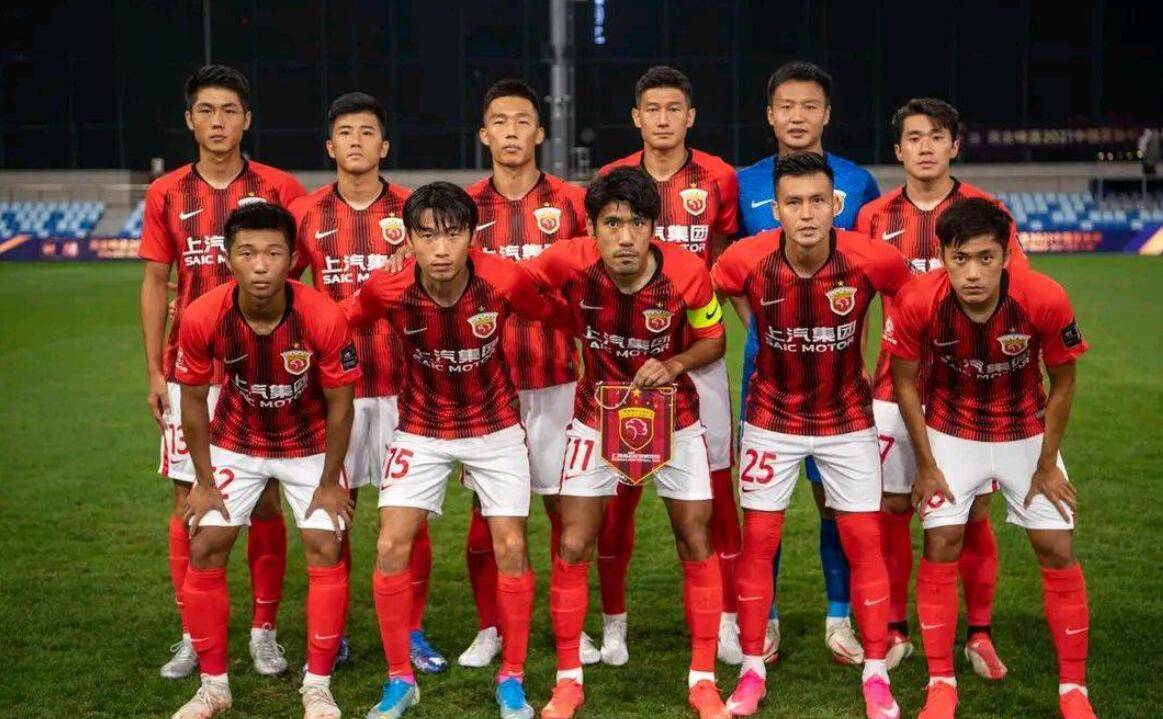 中国足球超级联赛迎来新赛季开幕，豪华阵容争夺冠军