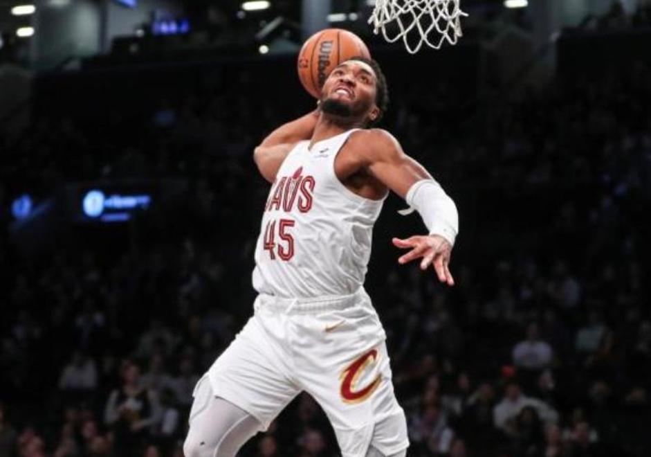 爵士险胜骑士,米切尔砍下25分 爵士险胜骑士,米切尔砍下25分