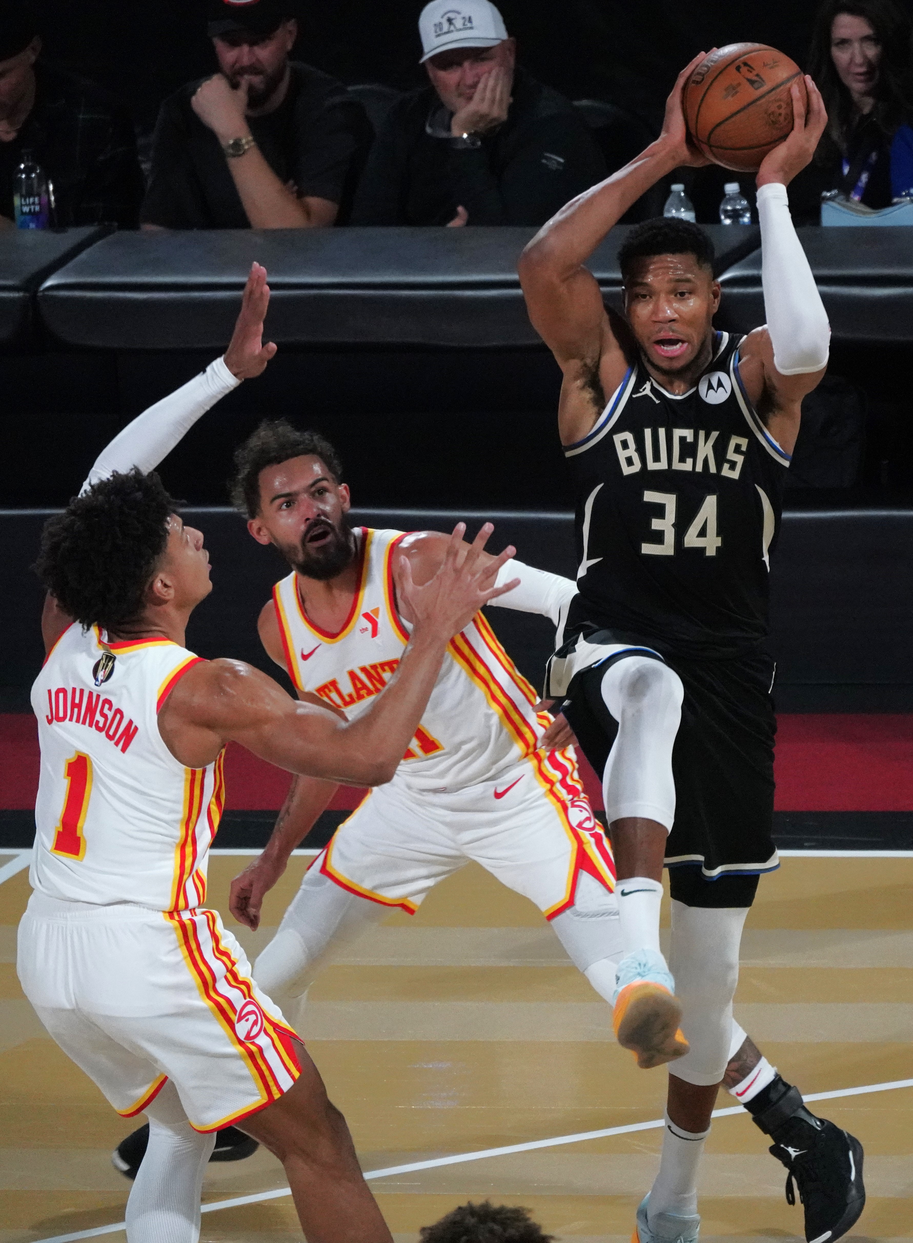 步行者战胜老鹰，雄鹿逆转失利