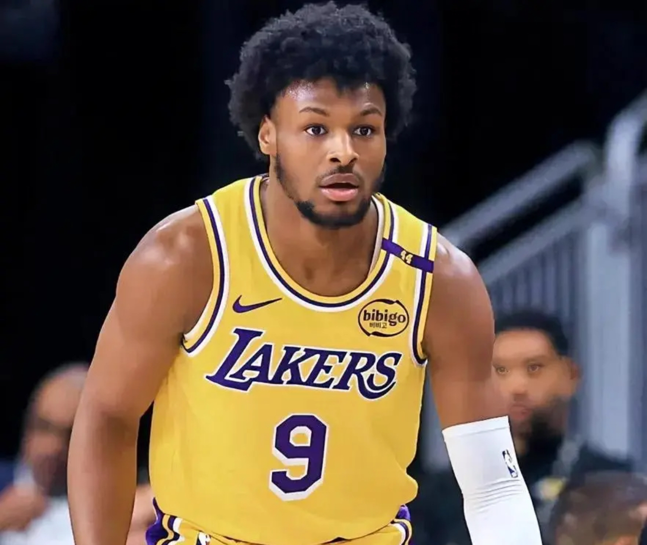 湖人轻取雄鹿，领跑西部榜首