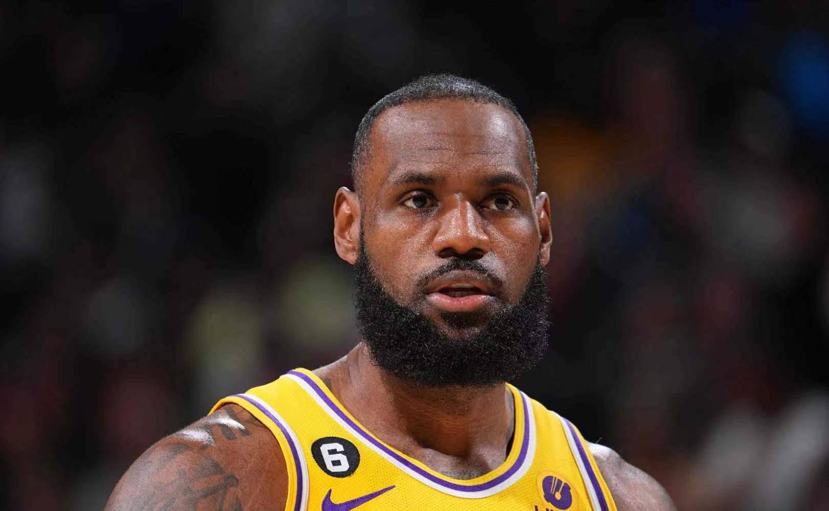 爵士主场力克火箭,霍华德空砍28分 爵士主场力克火箭,霍华德空砍28分